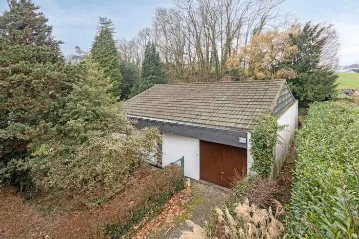 Te koop bungalow in Ten Trappen-wijk met bouwgrond en tuin