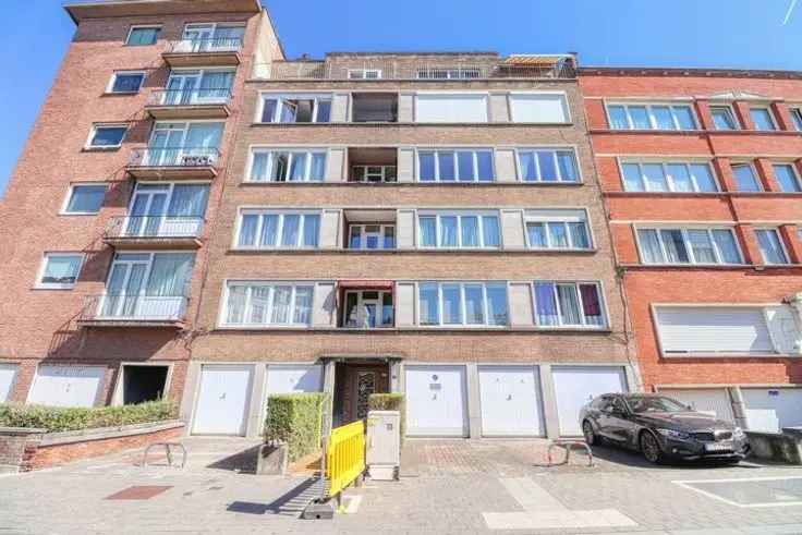 Te koop appartement met 2 slaapkamers en garage in Brugmann