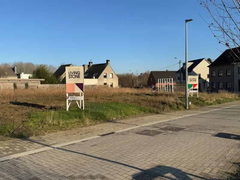 Residentieel gelegen bouwgrond met vergunning voor 4-gevelw.
