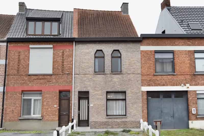 Te renoveren rijwoning met 2 slaapkamers en grote tuin