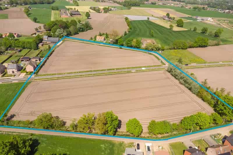 Uitgestrekte landbouwgrond van bijna 3 hectare.