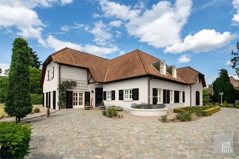 Villa te koop Neeroeteren 5 slaapkamers grote tuin