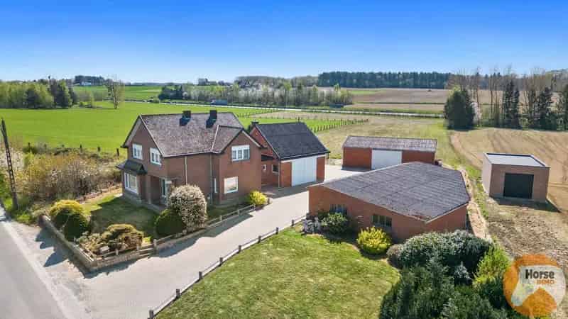 Ruime woning met bijgebouwen Aarschot
