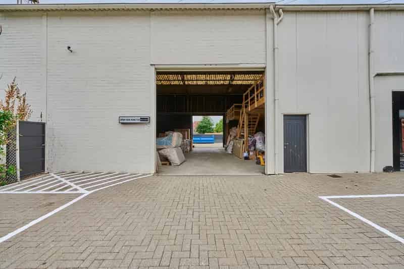 TE KOOP showroom met magazijn op top zicht locatie