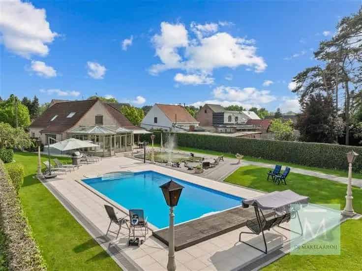 Villa Te Koop met Zwembad en Bijgebouw