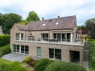 Ruime Villa te Le Roeulx met Zwembad en Kantoor