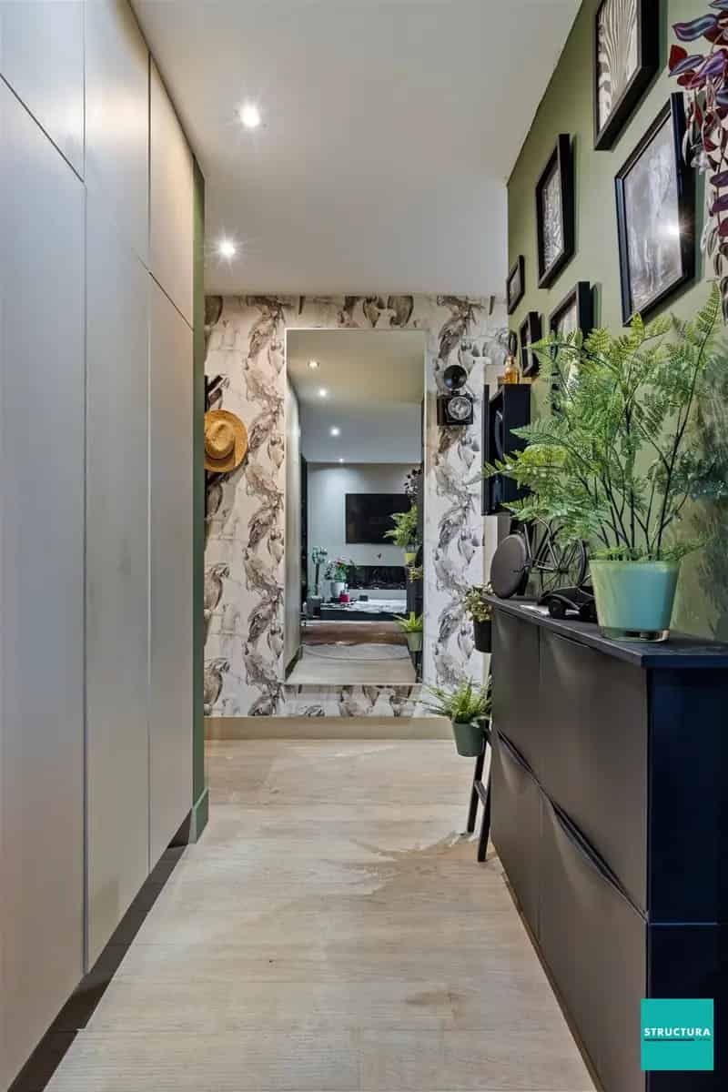Gelijkvloers Appartement met Ruime Tuin en Twee Carports te Koop