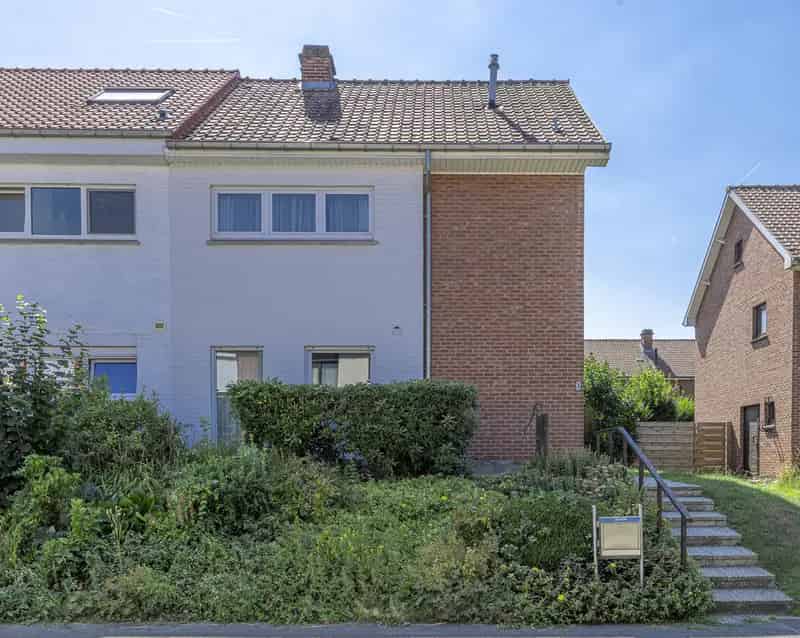 Rustig gelegen, op te frissen woonst met leuke tuin.