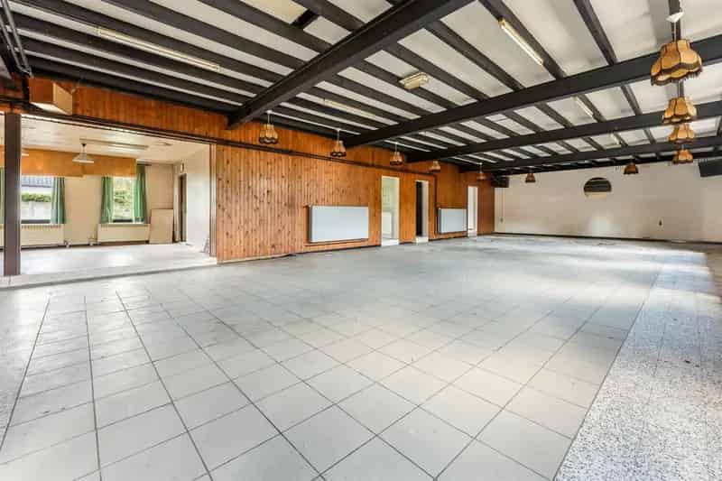 WONING MET POLYVALENTE RUIMTE (240M2!) VLAKBIJ NATUURDOMEIN