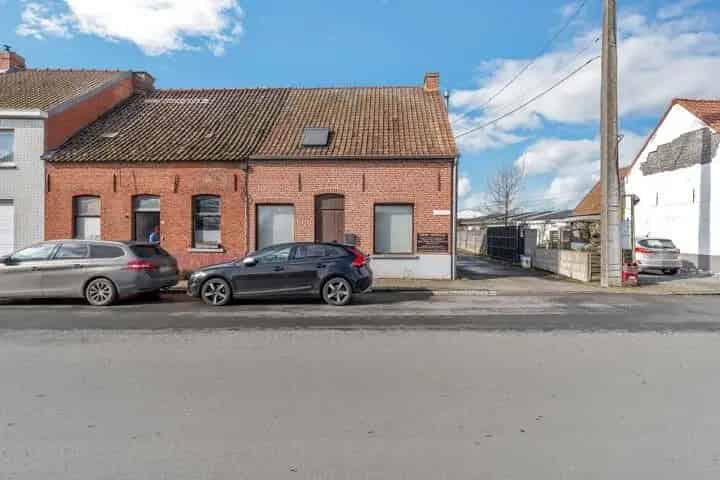 Huis te koop Deinze: 3 slaapkamers, grote loods met zonnepanelen