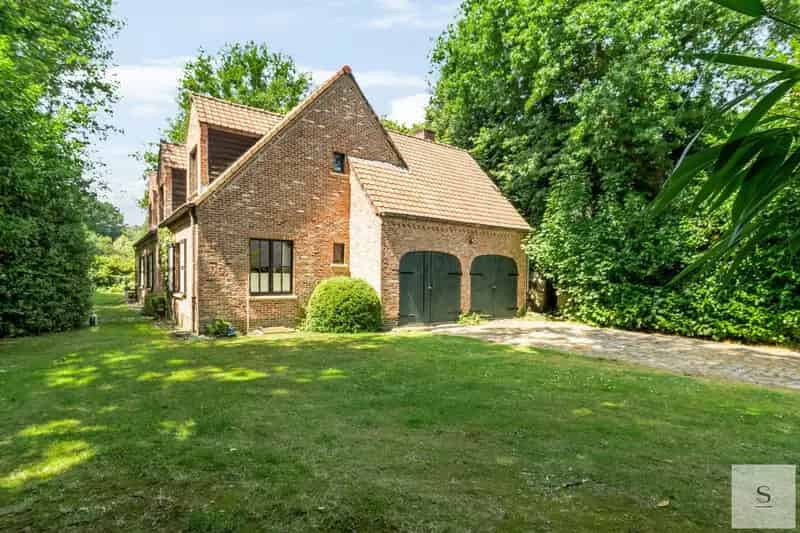 Te renoveren villa Schotenhof 4 slaapkamers grote tuin