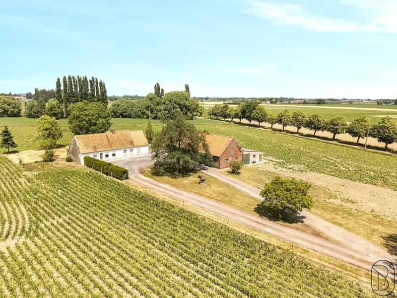 Huis te huur: Grote hoeve 1ha02a33ca met bijgebouwen