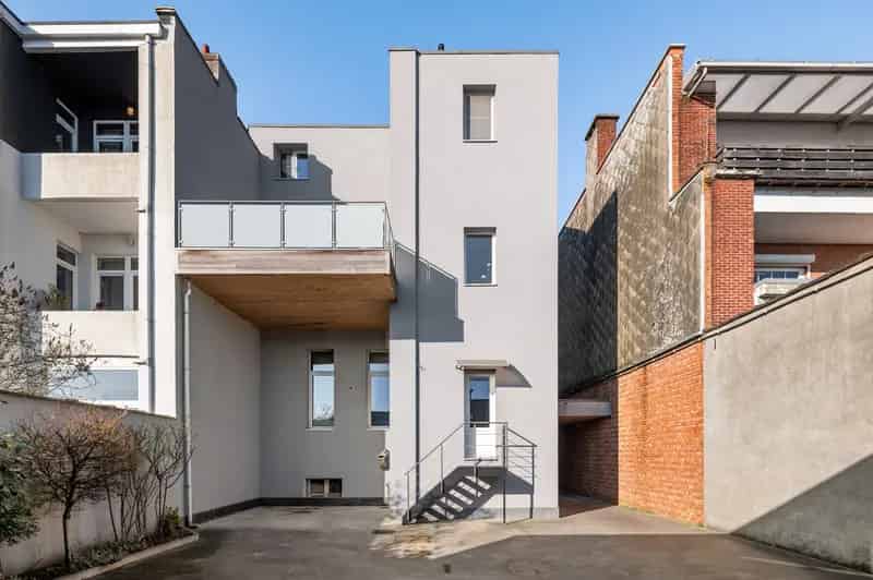 Ruime woning met magazijn te Mortsel 4-6 slaapkamers