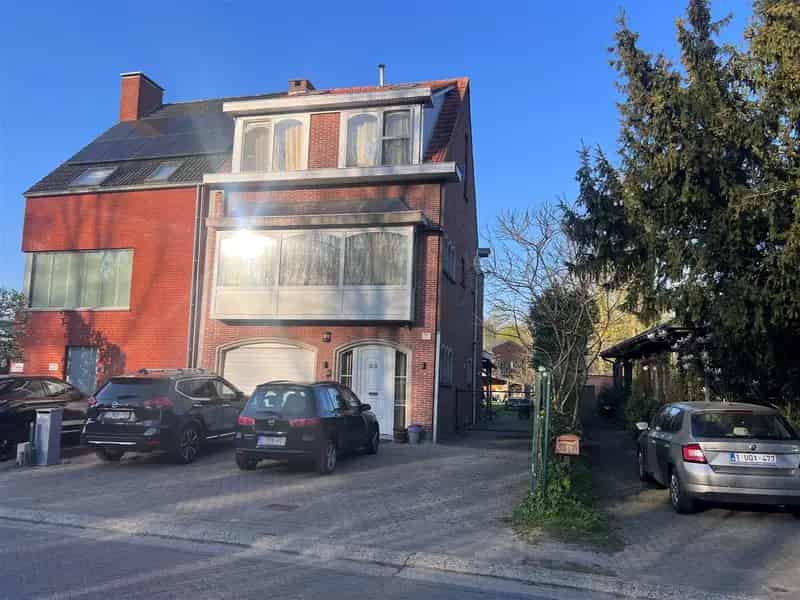 Enorme gezinswoning op 463 m² met 5 slaapkamers en 2 badk.