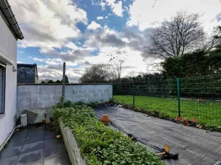 Huis Te Koop: Ruime woning met 3 slaapkamers en 2 garages