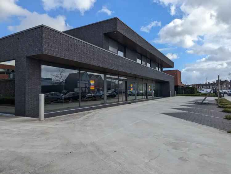 Te koop commerciële unit 458 m2 met parking