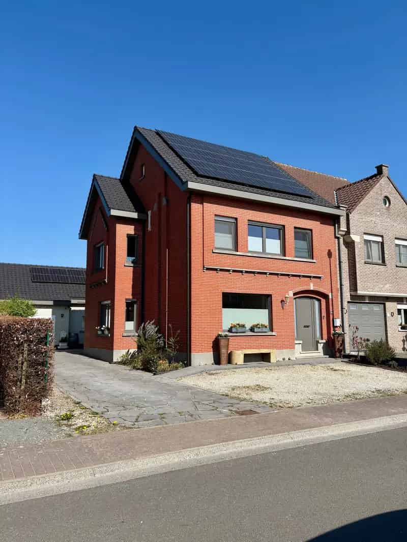 Huis te huur Onkerzele: Vernieuwde woning met zwembad en landelijk uitzicht