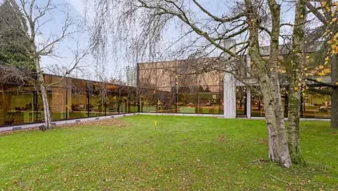Kantoorgebouw te huur Roeselare 1553m2 conciërgewoning parking