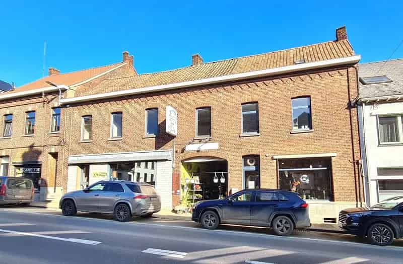 Topgelegen Dubbele Woonst met Winkel en Tuin te Ellezeelles