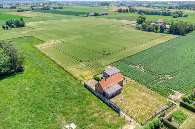 Bouwgrond 2631m² met woning Tiegem Landelijk Perceel