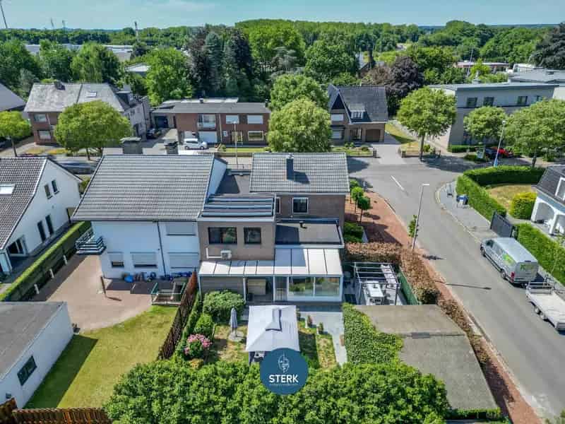Ruime woning met commerciële ruimte te Maasmechelen
