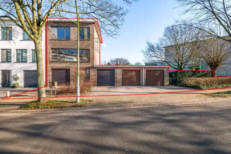 Bel-etage te renoveren Edegem Centrum 3 4 slaapkamers 4 garages