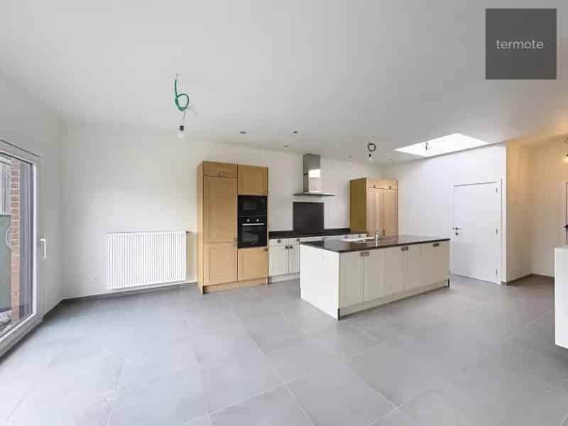 Gelijkvloerse woning te koop: 4 slaapkamers, moderne keuken en badkamer
