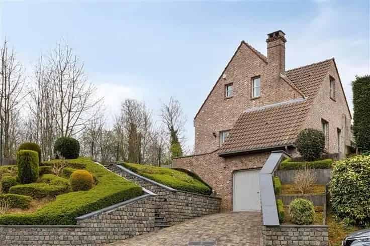 Huis Te Koop Sint-Genesius-Rode -  Viergevelwoning met Tuin en Garage