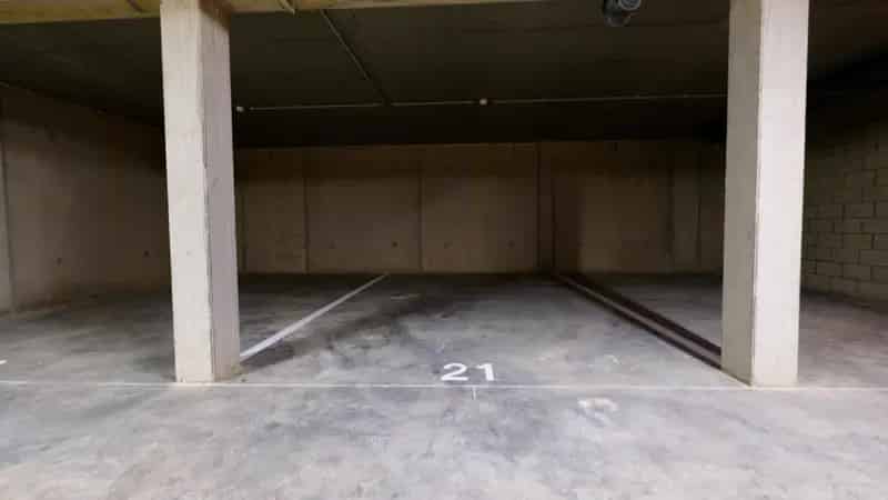 Garage te huur Elversele - Ruime autostaanplaats nabij centrum