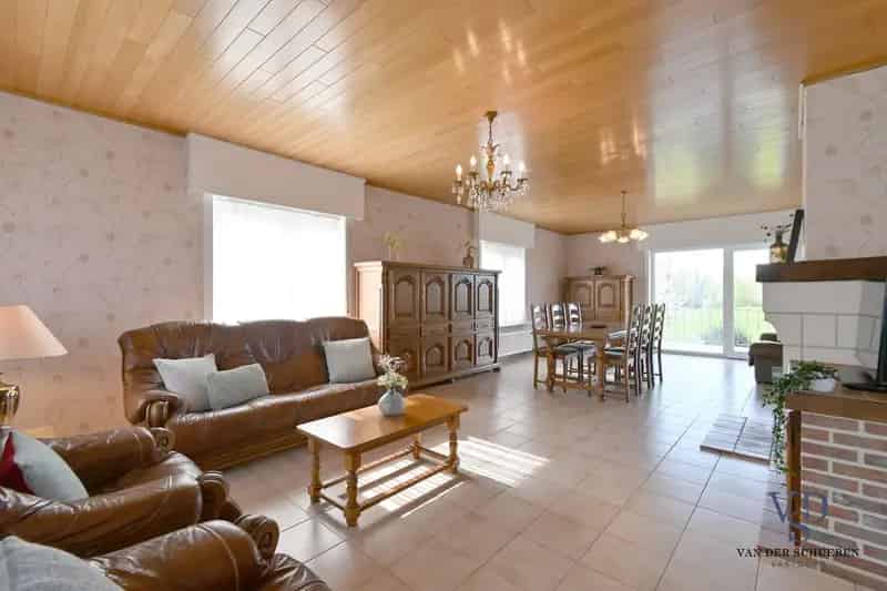 Ruime woning met garage in het groen