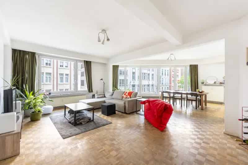 Ruim Hoekappartement te Koop 3 slaapkamers nabij winkels