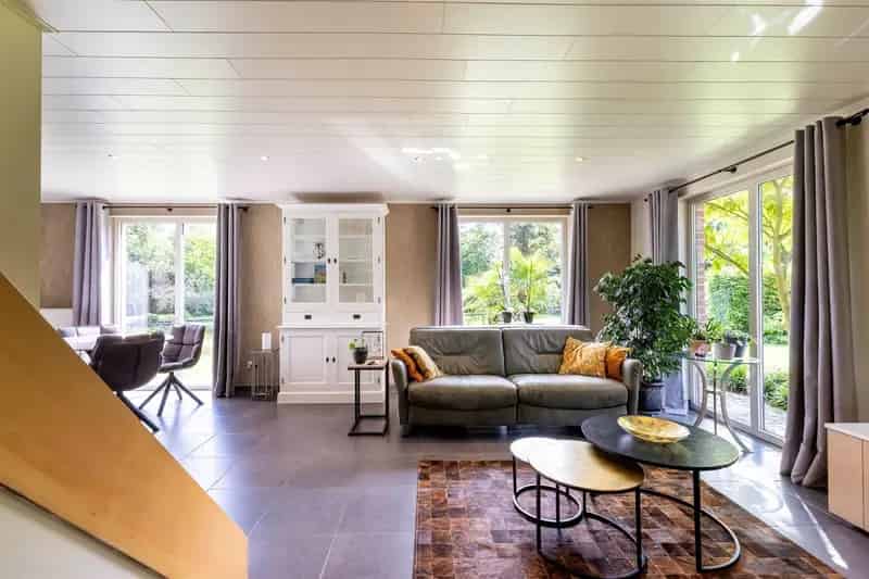 Recente chalet met 2 slpk en vijver op 23a 73ca
