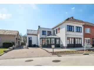 Handelspand met gerenoveerde woning te koop