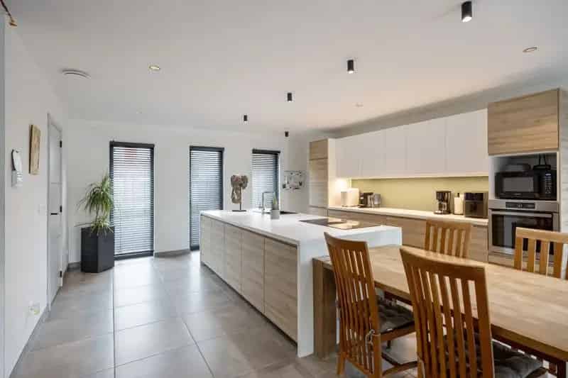 Recente Instapklare Woning met Garage en Zwembad