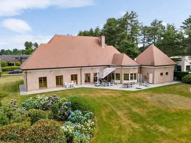Zeer residentieel gelegen villa met topafwerking !