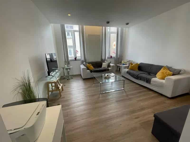Triplex Appartement te Huur Nabij Station