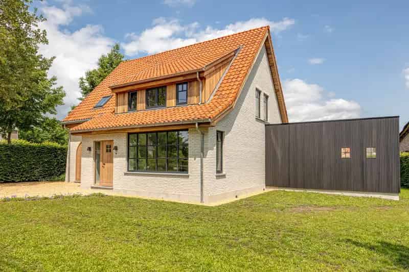 Huis te koop: Instapklare woning met 4 slaapkamers en tuin
