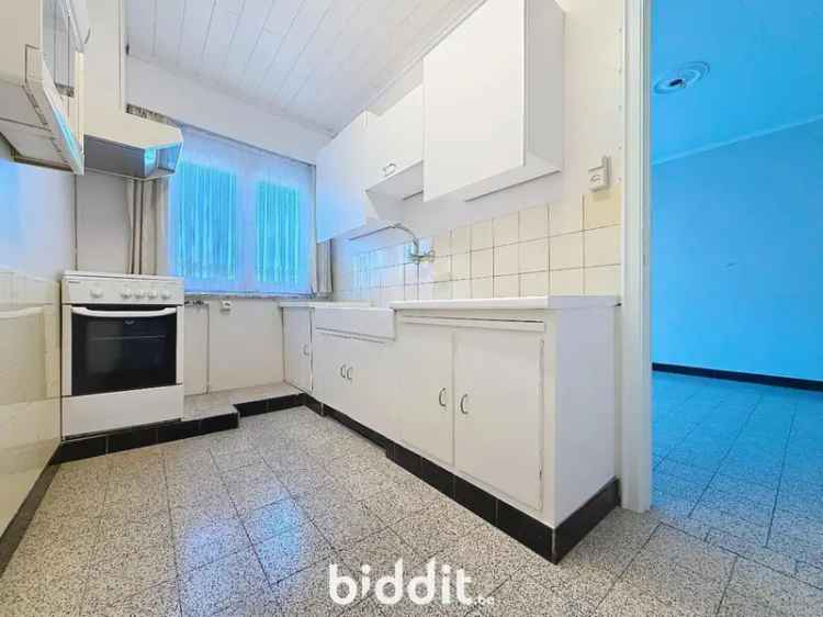 Te renoveren woning met garage en tuin Wetteren