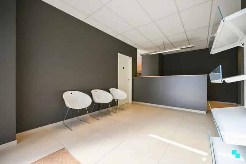 Handelspand 340m² Izegem - Uiterst Commercieel en Vlot Bereikbaar