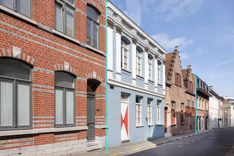 Huis te koop Kortrijk Centrum: Charmante woning met 2 gevels en garage