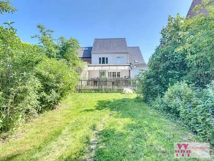 Huis Te Koop: Gerenoveerde woning met 3 slaapkamers en praktijkruimte