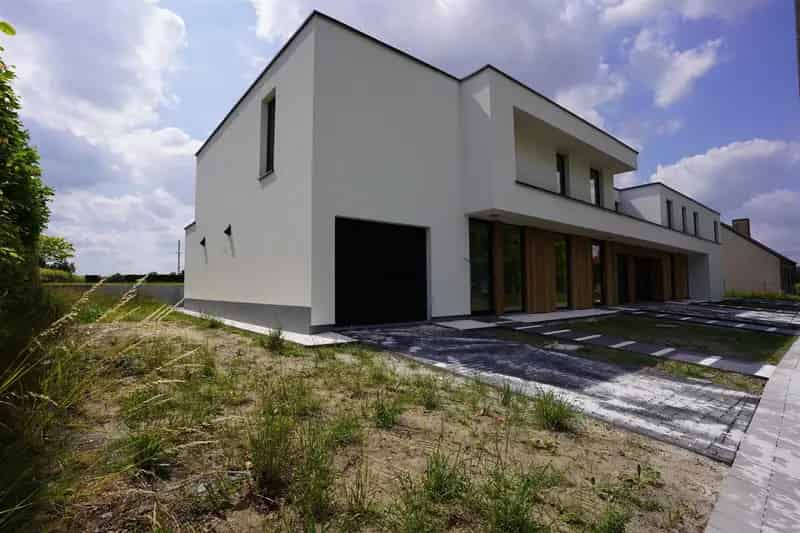 Halfopen nieuwbouwparel op 658 m²