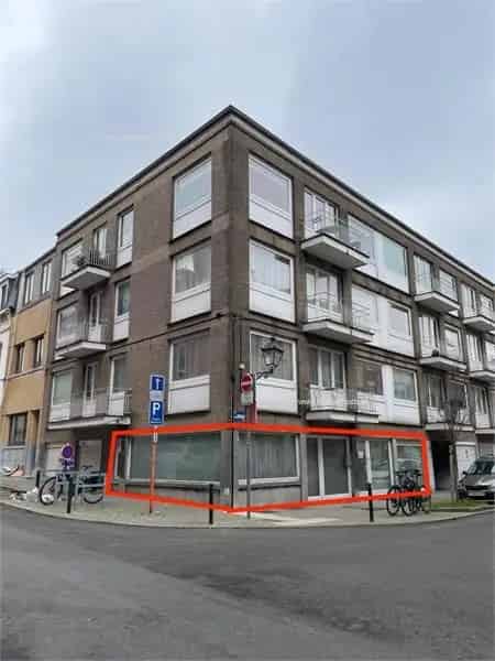Handelspand te koop Etterbeek: Hoekpand met 5 ruimtes en kelder
