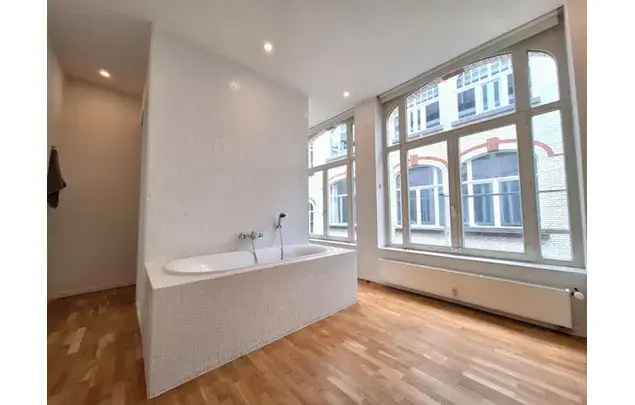 Huur 3 slaapkamer appartement van 260 m² in Antwerp