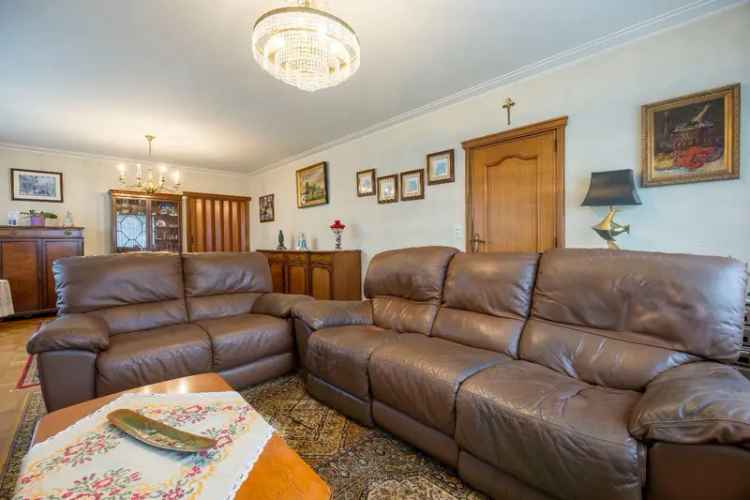 Te renoveren villa in Heist met 3 slaapkamers en grote tuin