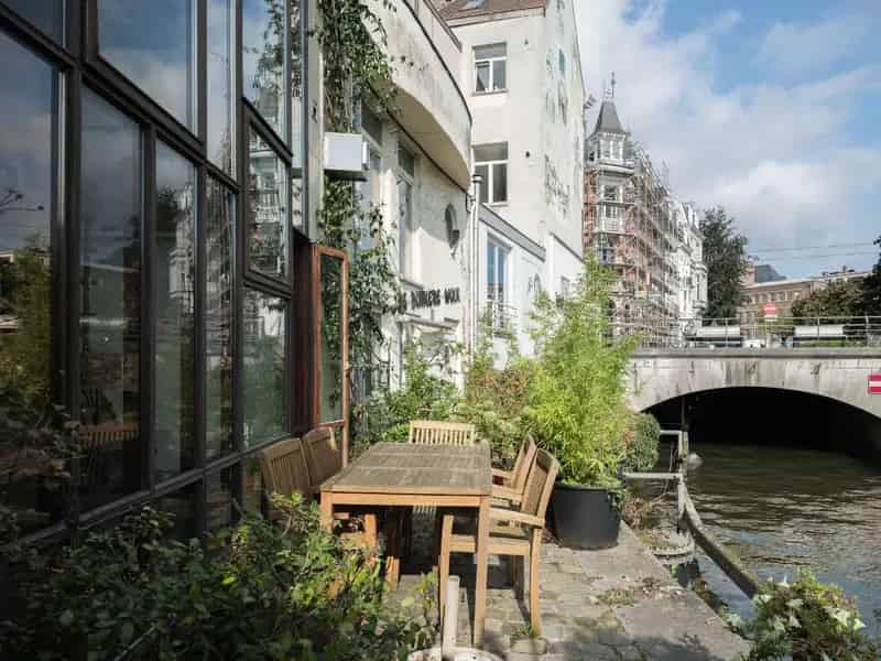 Bijzondere te renoveren herenwoning met unieke ligging aan het water