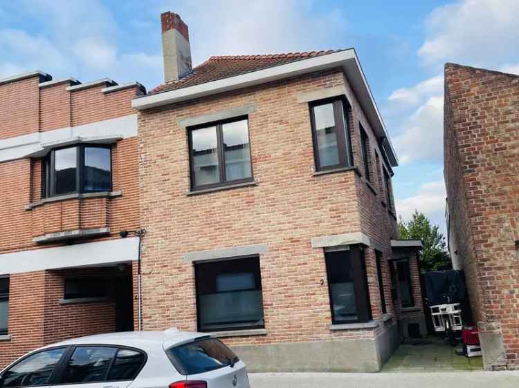 Te koop woonhuis in Brugge met 3 slaapkamers en grote koer