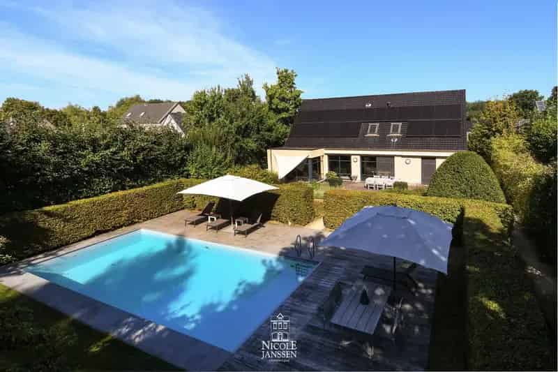 Vrijstaande woning met mooi verzorgde tuin en zwembad