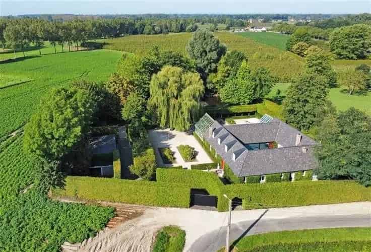Villa Te Koop: Unieke Vierkantshoeve Nabij Stad