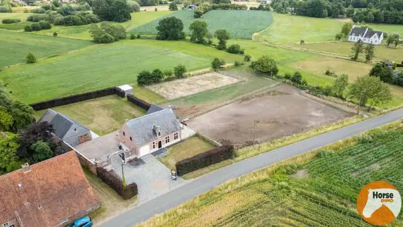 PUTTE - Mooi afgewerkte woning met bijgebouw